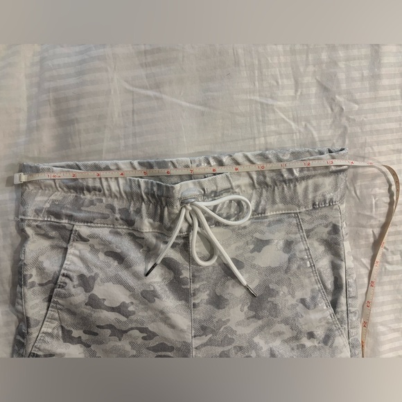 Bevy Flog Sheli Drawstring Jogger White Silver Camo Size 25 BNWT - Picture 5 of 9